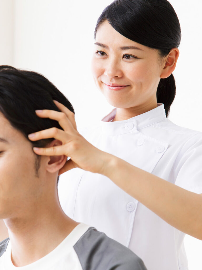 当校はタイ国政府文部省・厚生省公認学校チェンマイクラシックアート（CCA）提携学校となります。CCAは、開校以来、延べ7000人の日本人セラピストを輩出した歴史と伝統のある日本人専用のマッサージ学校となります。そのタイ政府認定校インストラクターが1人1人のレベルに合わせ丁寧に教えます。