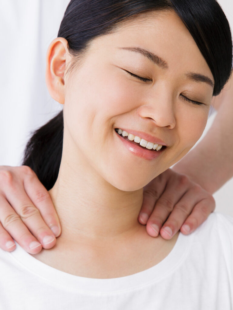 当校はタイ国政府文部省・厚生省公認学校チェンマイクラシックアート（CCA）提携学校となります。CCAは、開校以来、延べ7000人の日本人セラピストを輩出した歴史と伝統のある日本人専用のマッサージ学校となります。そのタイ政府認定校インストラクターが1人1人のレベルに合わせ丁寧に教えます。